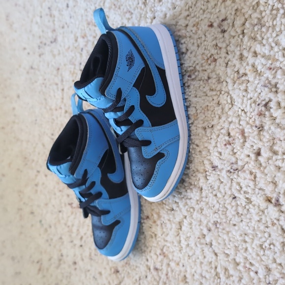 Jordan AJ 1 Mid Toddler Size 10c - Picture 3 of 12